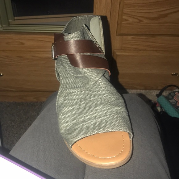 Worn once soda sandals 8.5 - Picture 2 of 3